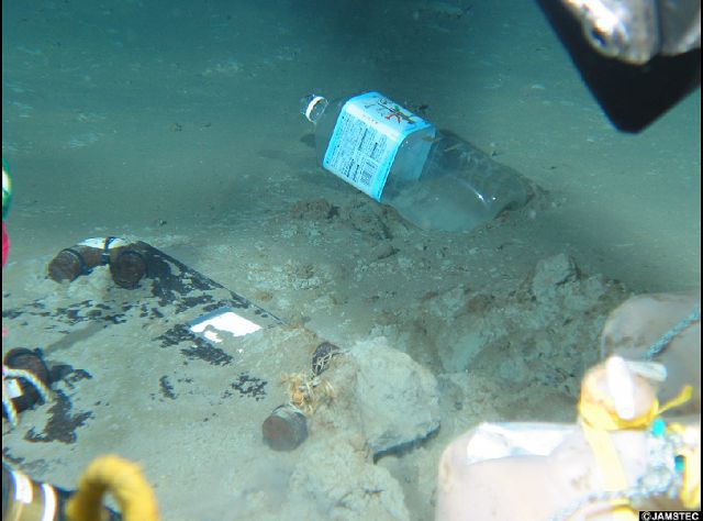 Lixo plastico encontrado no fundo do oceano