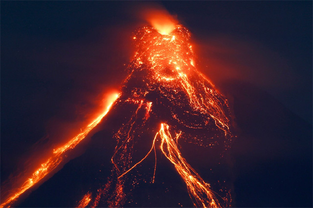 Monte Mayon em erupcao em 2018