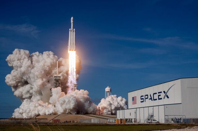 Lancamento do Foguete Falcon Heavy, em 6 de fevereiro de 2017. Falcon Heavy e o mais poderoso foguete da atualidade, capaz de levar 64 toneladas de carga ao espaco.