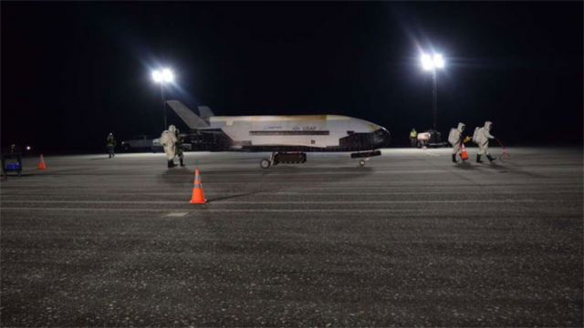 Avião espacial militar X-37b na pista do Kennedy Space Center, na Flórida. A aeronave permaneceu 780m dias no espaço e foi lançada em em 7 de setembro de 2017.
