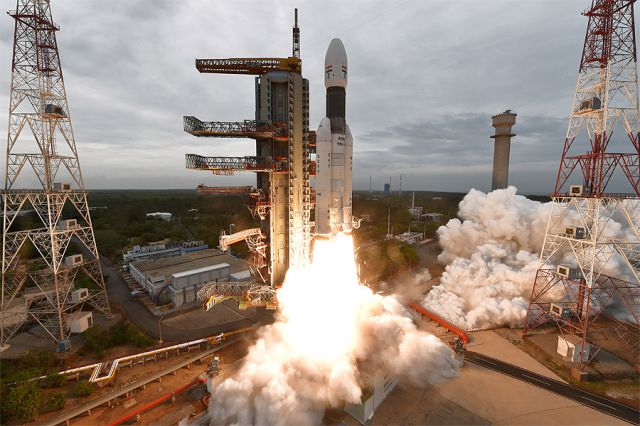 Foguete lançador GSLV MKIII-M1 partindo da base espacial de Sriharikota. No topo, os módulos Vikran e Pragyan, que descerão na Lua em setembro de 2019. Crédito: ISRO, (Agência Espacial Indiana).