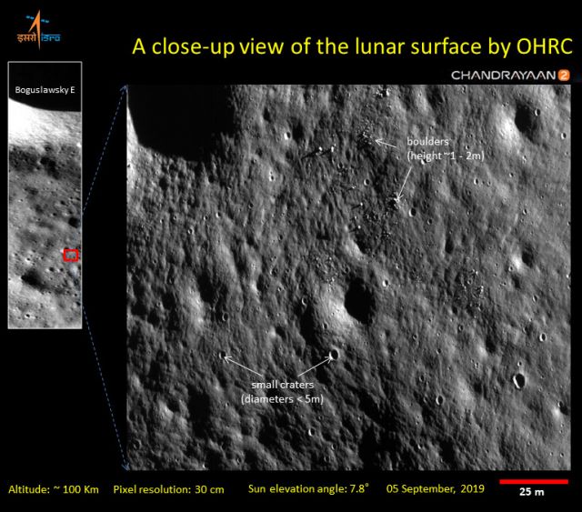 Foto em alta resolução feita pela missão Chandrayaan-2 a 100 km da superfície da Lua. Observe a nitidez das crateras, algumas com apenas 5 metros de diâmetro.<BR>