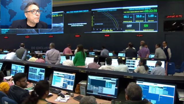 Sala de comando da Missão Chandrayaan-2, em Bangalore, Índia. No insert, o diretor do Apolo11 narra os procedimentos durante a transmissão ao vivo.