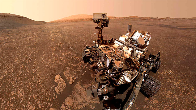 Jipe Curiosity, em selfie feita por ele, em atividade na cratera Gale. A selfie é uma composição feita com auxílio de diversas imagens tomadas separadamente. 