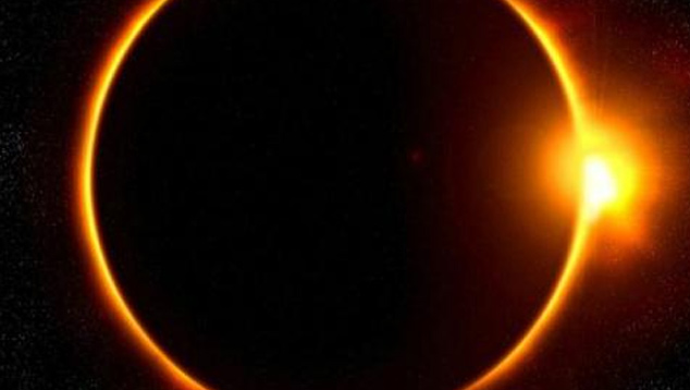 Um eclipse solar total acontece sempre que a Lua se posiciona exatamente entre o Sol e a Terra, bloqueando completamente o disco da estrela. Nestas condições o céu se torna completamente escuro e estrelas e planetas podem ser vistos durante o momento da totalidade.