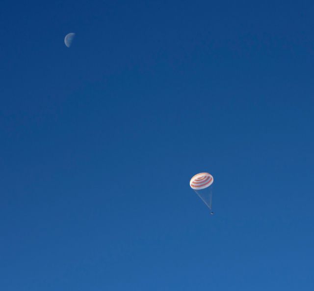 Aterrissagem da cpsula Soyuz com a astronauta Anne McClain, o cosmonauta Oleg Kononenko e David Saint-Jacques na manh desta tera-feira, dia 25, no Cazaquisto. 