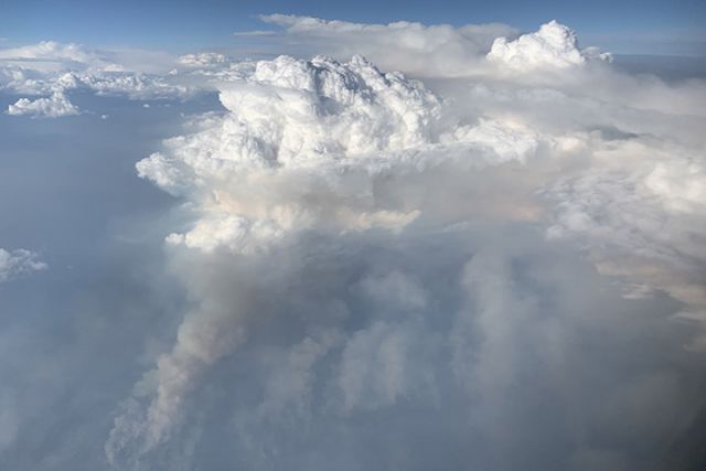 Nuvem pirocumulonimbus fotografada no dia 8 de agosto de 2019, a partir de um grande incêndio no leste de Washington. Crédito: Earthobservatory/NASA.   