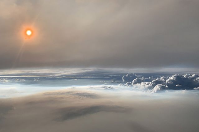 Nuvem pirocumulonimbus fotografada a 9 quilômetros de altitude. Crédito: Earthobservatory/NASA.