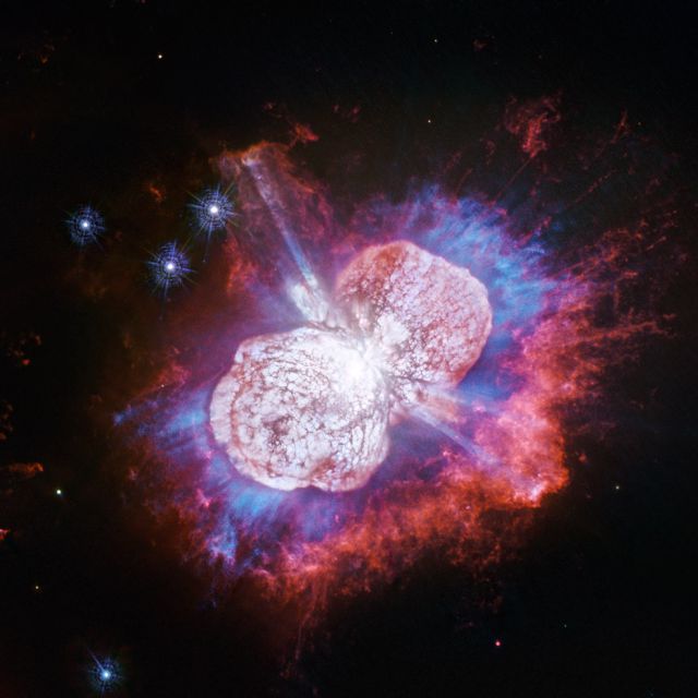 Usando a Wide Field Camera 3 do Hubble para sondar a nebulosa em luz ultravioleta, os astrônomos descobriram o brilho do magnésio embutido no gás quente (mostrado em azul) em lugares nunca visto antes. Crédito: NASA, ESA, N. Smith (Universidade do Arizona) e J. Morse (BoldlyGo Institute, NY)