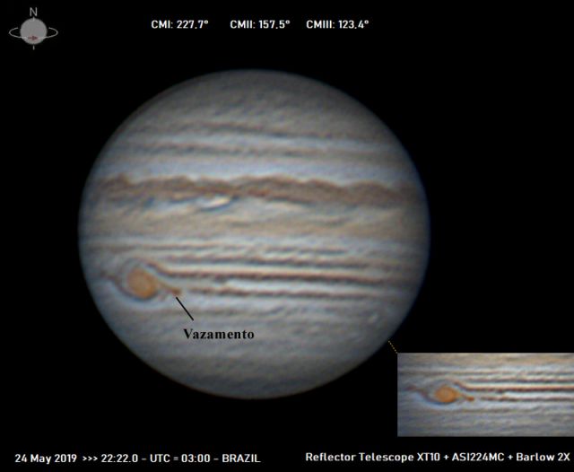 Imagem feita pelo astrnomo amador David Maia Santos, com telescpio de 254 mm revela uma diminuio da mancha, alm do suposto vazamento de material gasoso.