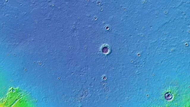 Mapa de elevação mostra a cratera Lomonosov. Ao seu redor, o terreno onde pode ter havido um oceano. Crédito: Nasa/Universidade do Arizona.