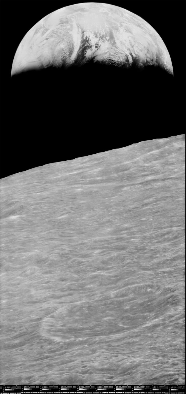 Primeira foto da Terra vista da Lua, restaurada 42 anos depois de tirada, em 23 de agosto de 1966.