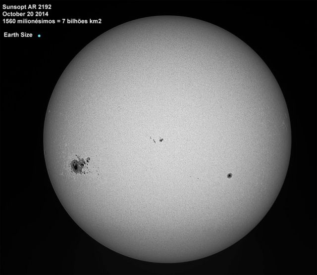 Mancha solar AR2192, registrada pelo Observatório Solar Apolo11 há cinco anos, em 20 de outubro de 2014. Até essa época, a observação de manchas na superfície do Sol era bastante comum. Observe o tamanho da feição omparada ao  tamanho da Terra.<BR>
