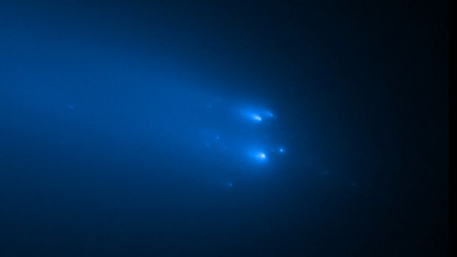 Imagem do cometa C/2019 Y4 ATLAS feita pelo telescópio Hubble em 20 de abril mostra diversos fragmentos formados após o rompimento do núcleo cometário.<BR>