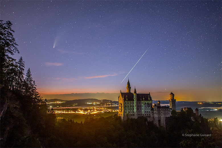 Cometa C/2020 Neowise ergistrado sobre o castelo de Neuschwanstein, nos Alpes da Bavria. Crdito: Stephane Guisard - Los Cielos de America / NASA/APOD