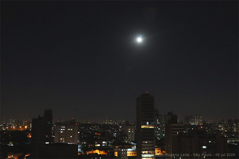 Com o avano das horas, Saturno d as caras e aparece abaixo da Lua, formando uma trplice conjuno com a Lua e Jpiter, observados da cidade de  So Paulo. Ao fundo temos o bairro do Ipiranga e bem prximo ao horizonte as luzes da cidade de So Caetano do Sul.<BR>