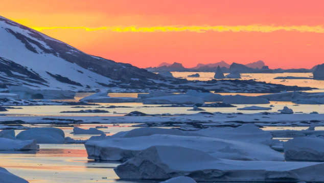P�r do Sol em Port Charcot, Ant�rtida. Cr�dito: Phillip Salveter/ShutterStock
