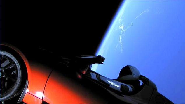 Starmam a bordo do Roadster, da Tesla, logo após o lançamento em fevereiro de 2018.