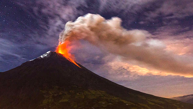 Erupção do vulcão Tungurahua em 1999. Na ocasião, mais de 25 mil pessoas tiveram que ser evacuadas das regiões vizinhas da montanha. Crédito: Ecuador Postales.<BR>