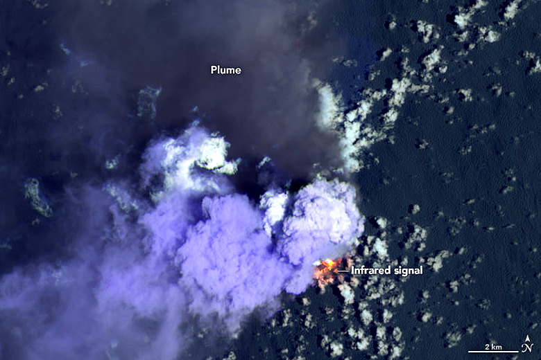 Ilha vulcnica de Nishinoshima, registrada em luz visvel e infravermelho pelo satlite Landsat 8, em 4 de julho de 2020.