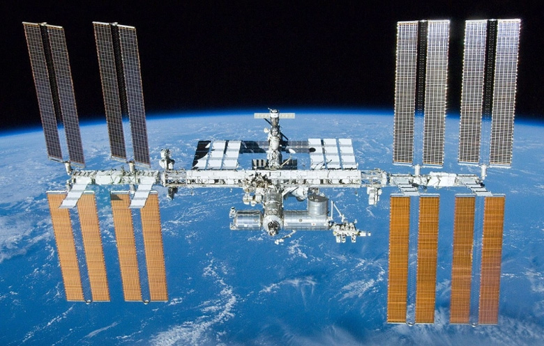 Estação Espacial internacional, ISS, em orbita da Terra a 400 km de altitude.