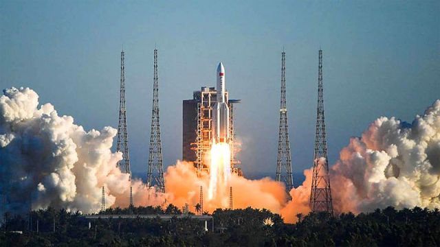Lançamento do foguete Longa Marcha 5b, em 5 de maio de 2020. O corpo do foguete  caiu na Costa do Marfim em 11 de maio de 2020.