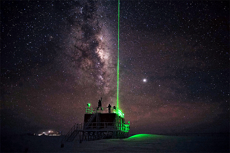 Laser disparado contra a alta atmosfera através do equipamento LIDAR. Nota-se ao fundo parte da Via Láctea.