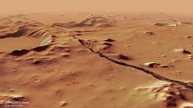 Região de Cerberus Fossae, a 1600 quilômetros da sonda InSight, registrada pela câmera estereográfica de alta-resolução a bordo da sonda europeia Mars Express. O local apresenta uma imensa rachadura e pode ser uma grande falha geológica ativa. Crédito: ESA<BR>