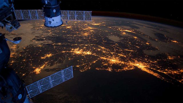 Imagem noturna capturada pela Estação Espacial Internacional em 2012 mostra grande parte da costa dos Estados Unidos, repleta de luzes artificiais geradas pela atividade humana. Atualmente, com a imposição da quarentena o planeta experimenta muito menos atividade noturna e também diurna, o que contribui para a diminuição do ruído sísmico de fundo. Crédito da foto: NASA.<BR>