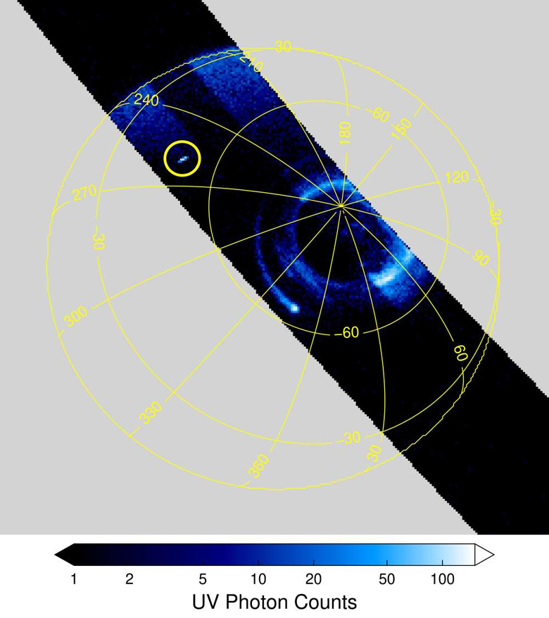 As faixas azul e branco perto do polo sul so registros da aurora austral de Jpiter, enquanto o crculo amarelo  a possvel deteco do sprite, afastado da regio da aurora. Crdito: NASA/JPL-Caltech/SwRI<BR>