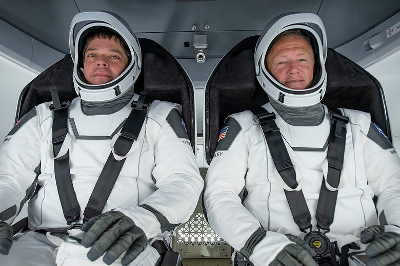 Astronautas Douglas Hurley e Robert Behnken, ambos com duas missões de comando em ônibus espaciais, serão os comandantes da Cápsula Dragon que os levará à Estação Espacial Internacional.   Hurley e Behnken deverão permanecer na Estação Espacial por dois ou três meses. 