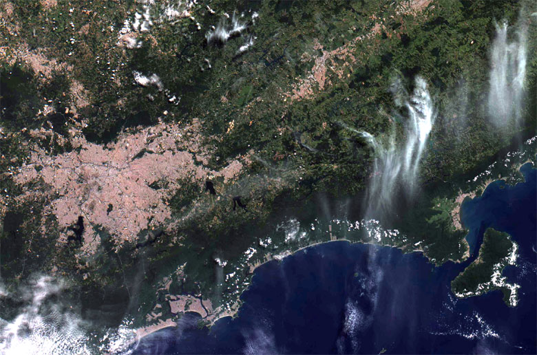 Imagem registrada pelo satélite Amazonia 1 mostra em destaque a Região metropolitana de São Paulo e parte da orla de Santos, com destaque para Ilha Bela à esquerda.
