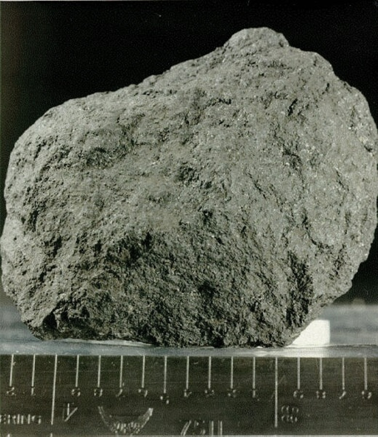 Rocha lunar trazida peça missão Apollo 12, coletada na região de Oceanus Procellarum. Crédito: Johnson Space Center - photograph S70-44091<BR>
