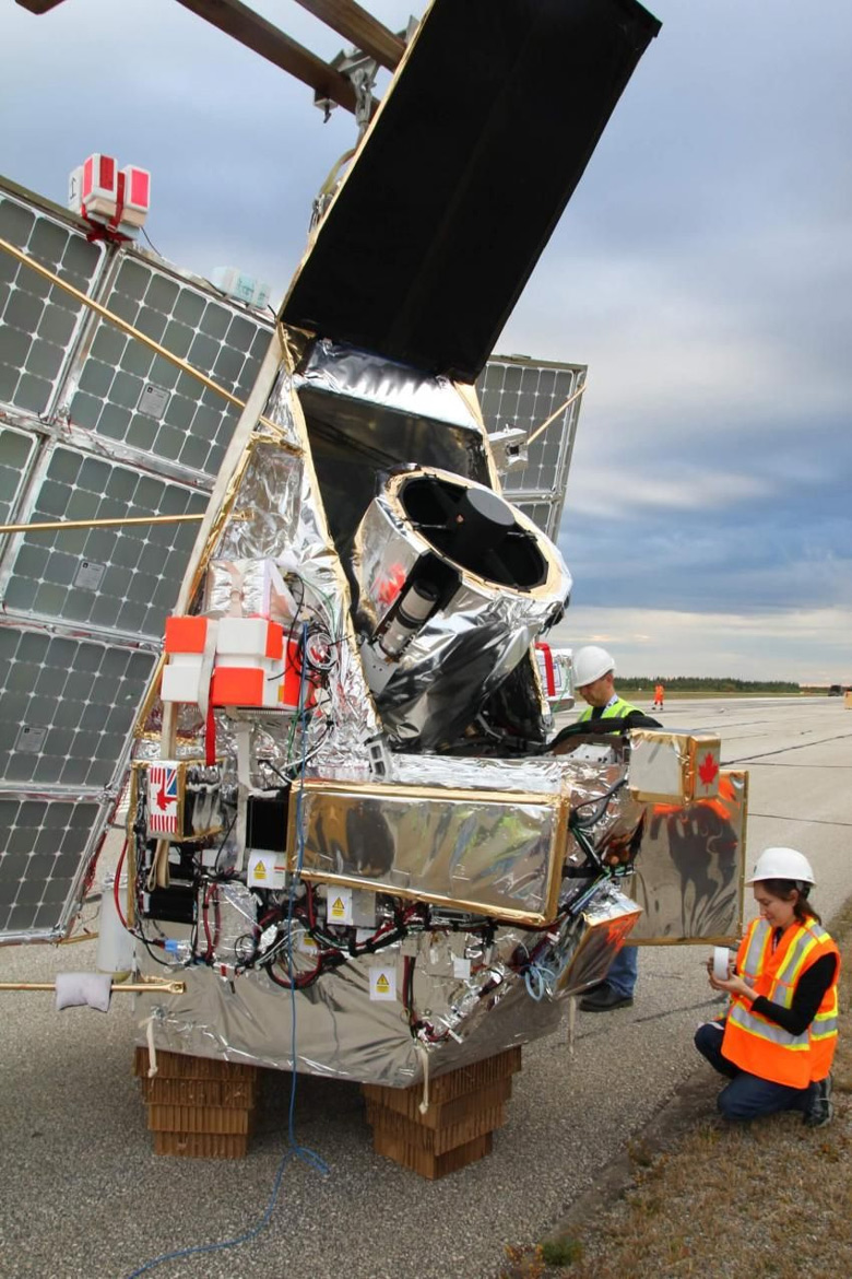 Balão SuperBIT'em preparação final do primeiro voo teste, em setembro de 2019. Detalhe para o telescópio de 500 milímetros e os paineis solares. Crédito: Steven Benton, Princeton University.<BR>