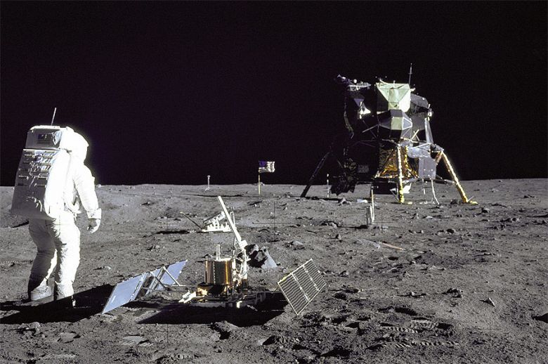 Astronauta Buzz Aldrin posa ao lado do primeiro sismômetro lunar instalado durante a missão Apollo, entre 1969 e 1977.<BR>