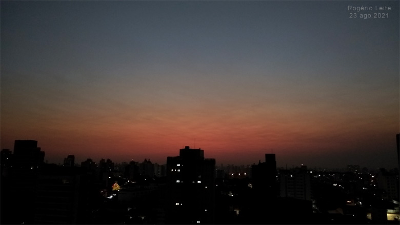 Camada de poluio atpica para o ms de agosto revela grande quantidade de material particulado sobre o horizonte leste de So Paulo, antes do nascer do Sol de segunda-feira, 23 de agosto de 2021.<BR>