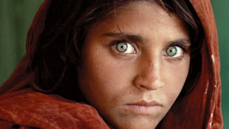 Em 1984, a National Geographic publicou na capa da revista o rosto de uma menina de belos olhos, refugiada do Afeganistão. Em 2002 a jovem foi identificada como Sharbat Gula e sua história foi contada na edição de março de 2003 da revista.  Crédito: National Geographic.<BR>