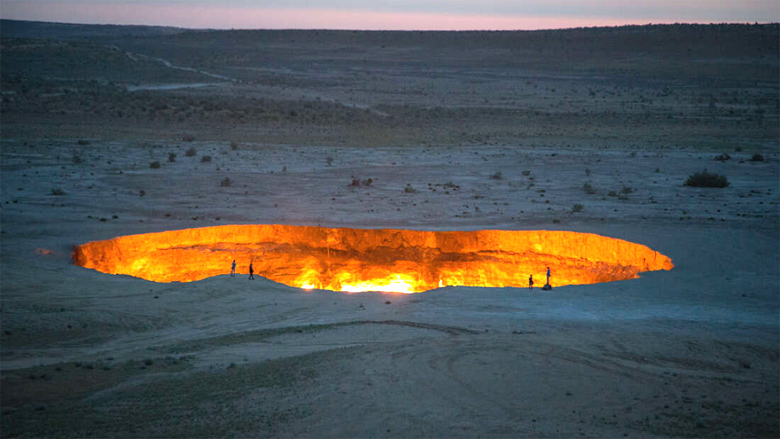 Cratera Darvaza, no Turcomenistão. Onde deveria haver um poço de petróleo encontrou-se gás, que arde por mais de 50 anos.