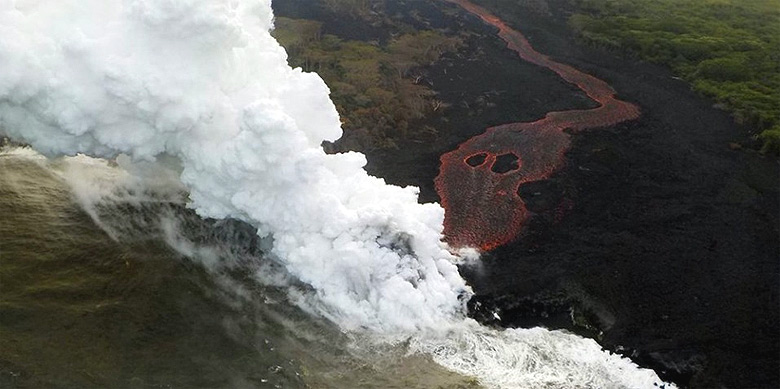 Encontro da lava do vulco Cumbre Vieja em temperatura superior a 1000 graus com a gua do mar, com cerca de 20 graus. O choque trmico gera colunas de vapor carregadas de cido clordrico e diminutas partculas de vidro vulcnico.