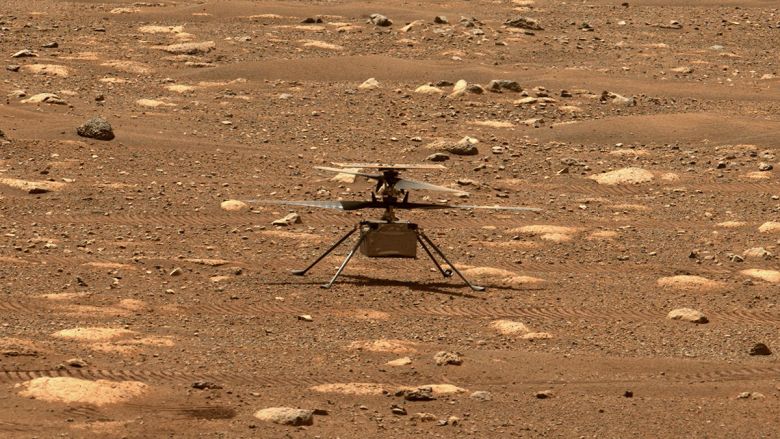 Drone Ingenuity sobre o solo marciano registrado pelo rover explorador Perseverance, em 9 de abril de 2021.