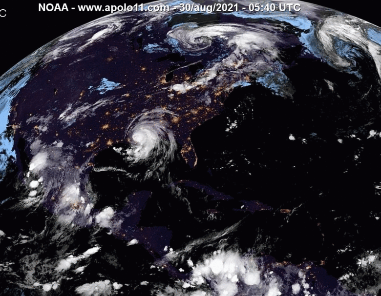 No centro da Imagem, dentro do Golfo do México vemos o furacão Ida, que chegou a tocar a costa estadunidense com ventos de categoria 4, de 250 km/h.<P>