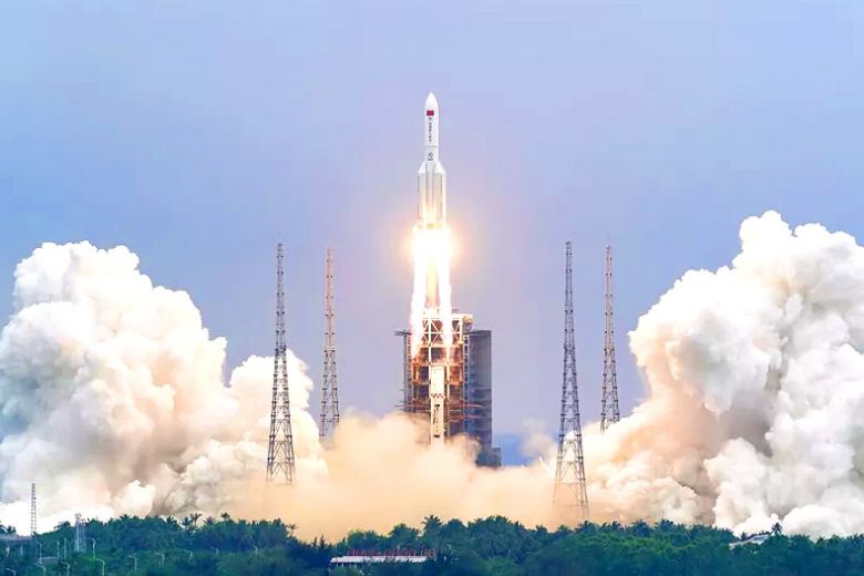 Lançamento do foguete Longa Marcha 5, que levou o primeiro módulo da futura estação espacial chinesa ao espaço, no dia 29 de abril de 2021. 