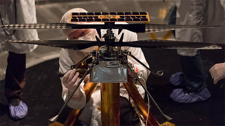 Mini-helicóptero Ingenuity, um dos experimentos mais aguardados, ao menos pelo público em geral. Segundo os projetistas, Ingenuity pode se distanciar até 300 metros do jipe Perseverance e poderá coletar dados telemétricos e imagens em alta resolução.