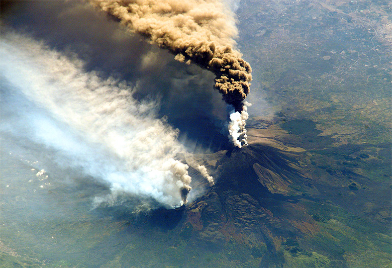 Erupção do Monte Etna registrada pelos astronautas da Estação Espacial Internacional, ISS, em 30 de outubro de 2002.