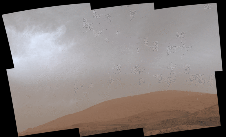 Esta imagem, registrada pelo jipe robô Curiosity mostra nuvens brilhantes em movimento sobre o Monte Sharp, em Marte. A cena foi registrada em 19 de março de 2021.