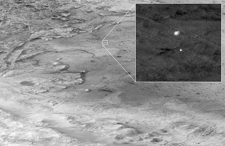 Registro feito pela sonda MRO, em orbita do planeta Marte. Na cena, além do paraquedas da missão Perseverance aberto é possível ver também parte de um antigo delta, que há 3 bilhões de anos possivelmente fluiu água líquida em direção à cratera Jezero, vista à esquerda.