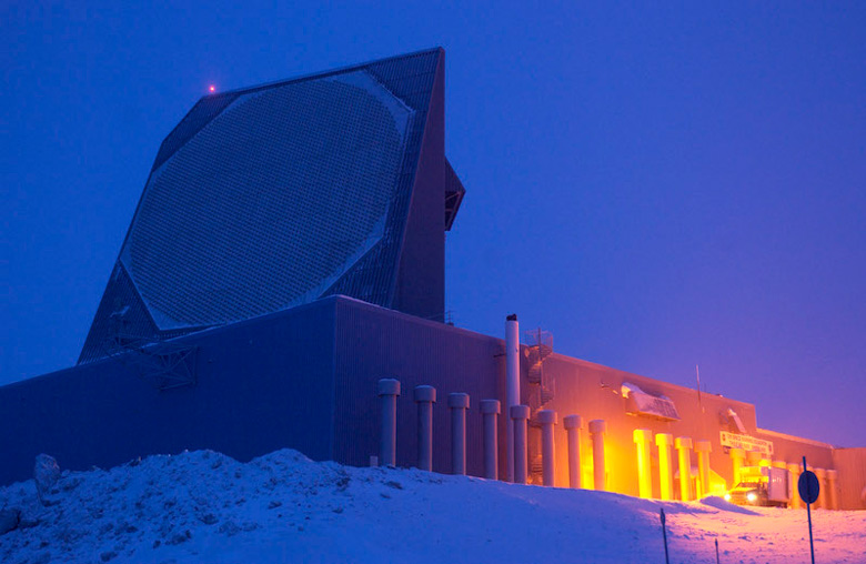 Radar balstico localizado em Thule, Groenlndia, foi um dos primeiros equipamentos bloqueados pela exploso solar de maio de 1967.