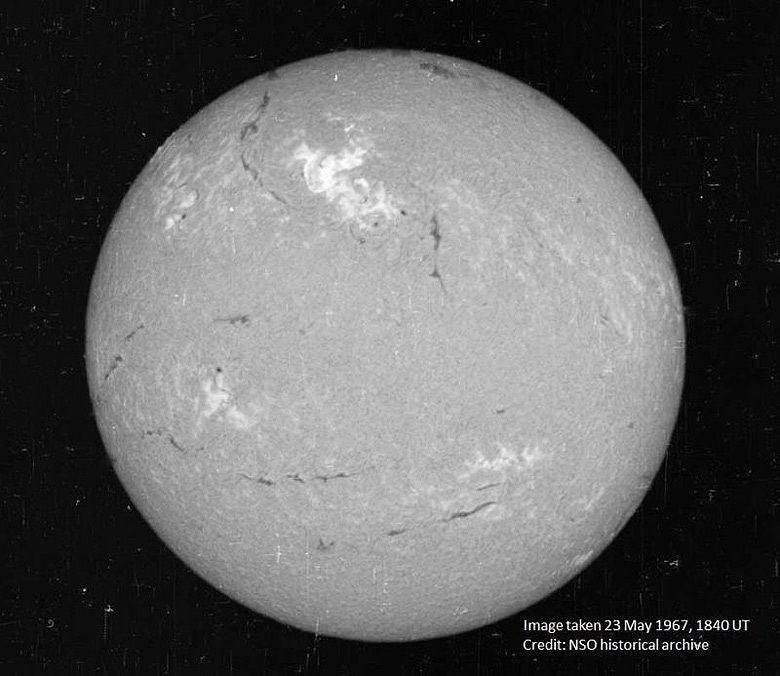 Imagem feita em maio de 1967 mostra a quantidade de filamentos e regies ativas na superfcie do Sol, responsveis por uma srie de emisses de alta energia que bloqueou os radares antimsseis dos EUA em trs regies do planeta.  
