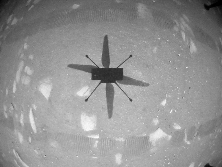 Câmera do Drone Ingenuity mostra a própria sombra ao decolar pela primeira vez em Marte, em 19 de abril de 2021.