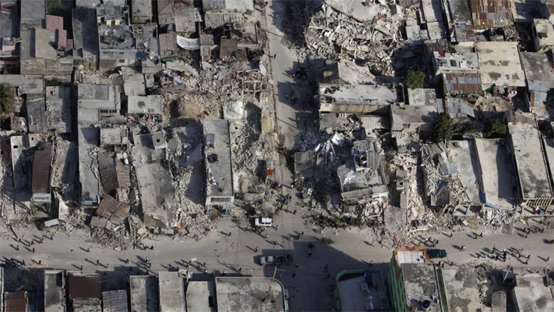 Terremoto em Porto Príncipe, Haiti, em janeiro de 2010. O evento atingiu 7.0 magnitudes e produziu intensas deformações na crosta da Terra. 